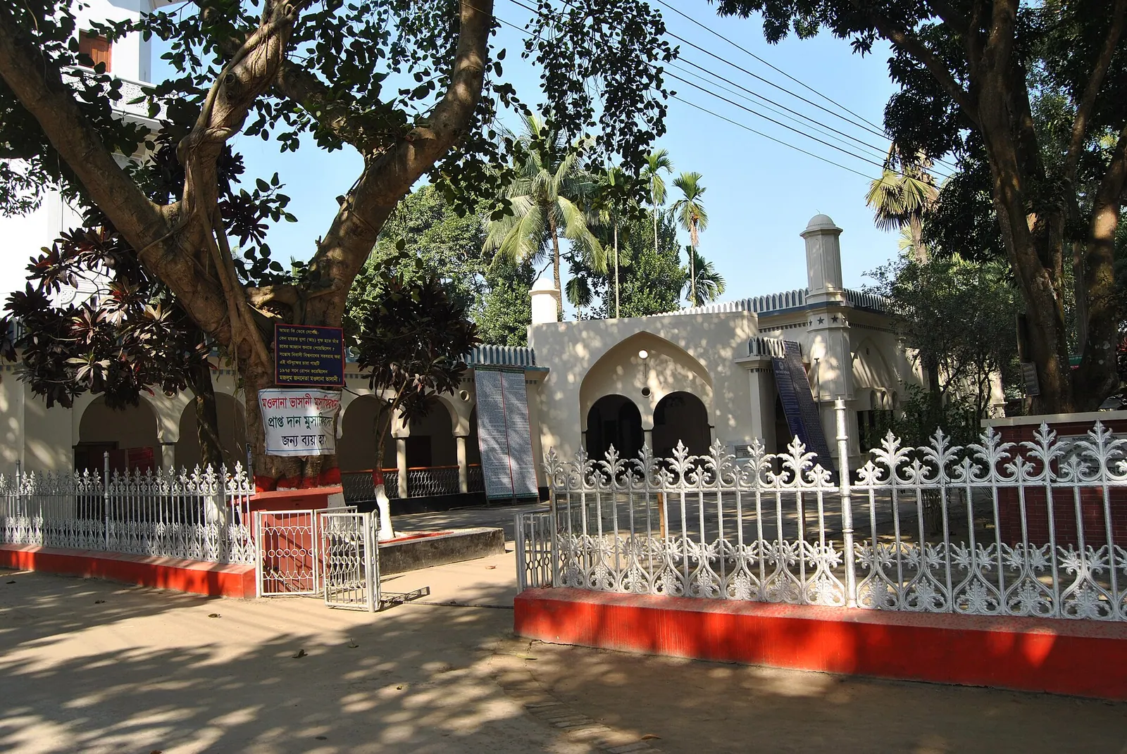 সন্তোষে মওলানা ভাসানীর মাজার